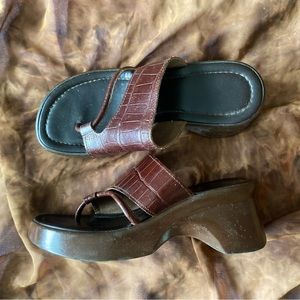 Cute 90s brown chunky platform sandals